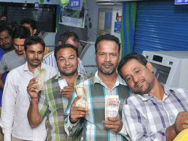 Rs 500 note changes - Long queues in banks reopen today Rs 500 note changes - Long queues in banks reopen today