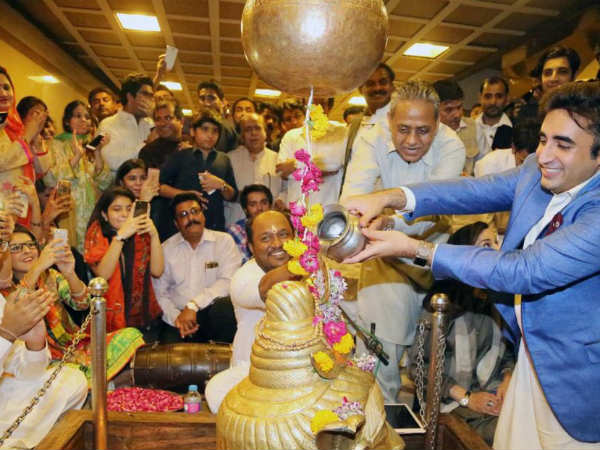 Bilawal Bhutto offers prayer at Shiva temple in Karachi Bilawal Bhutto offers prayer at Shiva temple in Karachi