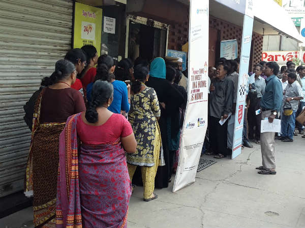 4th day people suffering, Crowd crush outside banks 4th day people suffering, Crowd crush outside banks