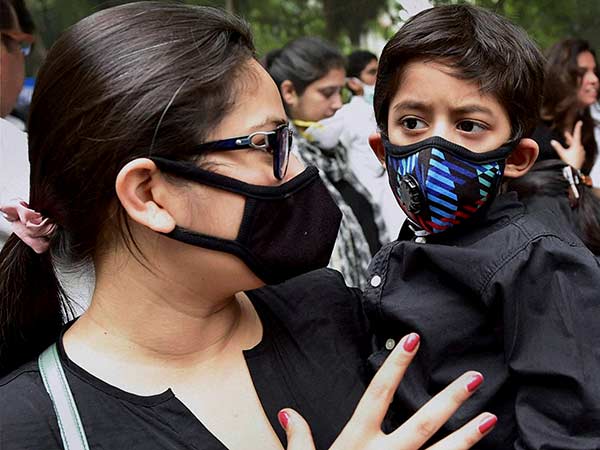 Air pollution in delhi schools shut for three days Air pollution in delhi schools shut for three days