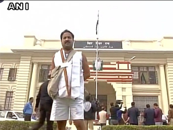 bjp mla arrives at bihar assembly in shorts and vest denied entry bjp mla arrives at bihar assembly in shorts and vest denied entry
