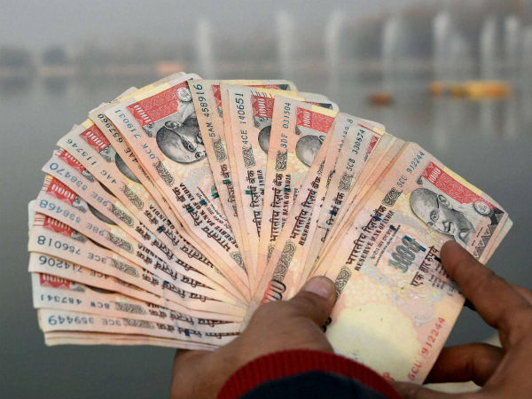 Rs 1000 Notes Float in Manimutharu river Rs 1000 Notes Float in Manimutharu river