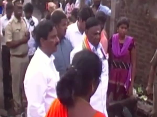 ADMK complaints against Narayayanasamy for giving cash for vote ADMK complaints against Narayayanasamy for giving cash for vote