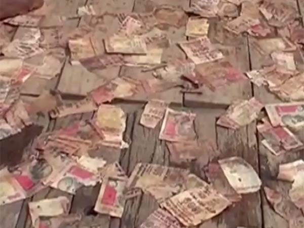 Rs. 1000 notes found floating in Ganges Rs. 1000 notes found floating in Ganges