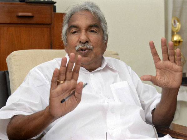 Oommen Chandy slams Modi for 'erratic' demonetisation Oommen Chandy slams Modi for 'erratic' demonetisation