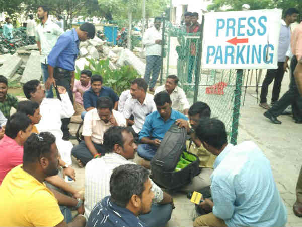 Chennai journalists stage demonstration over attack by police Chennai journalists stage demonstration over attack by police