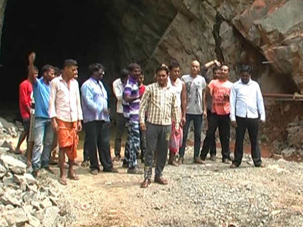 Salary issue: Workers protest on Sengottai-Punalur railway track Salary issue: Workers protest on Sengottai-Punalur railway track