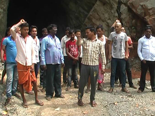 Salary issue: Workers protest on Sengottai-Punalur railway track Salary issue: Workers protest on Sengottai-Punalur railway track