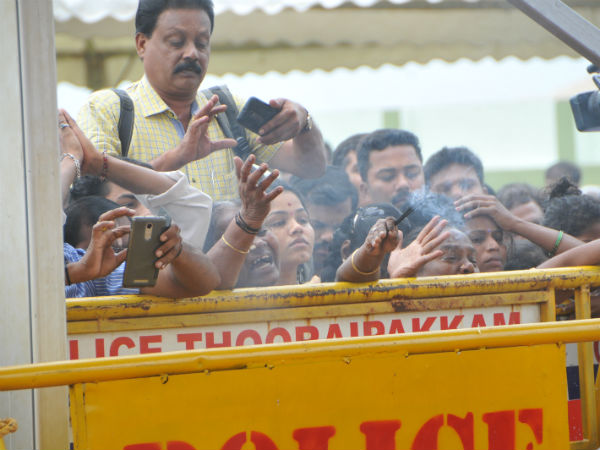 பொதுமக்கள் அஞ்சலி