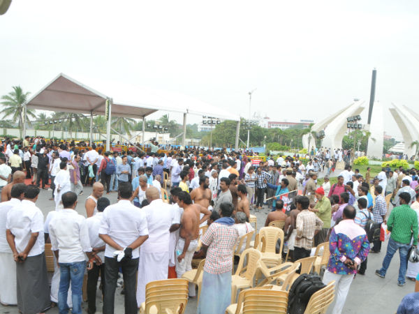 கண்ணீர் கடலில் தொண்டர்கள்