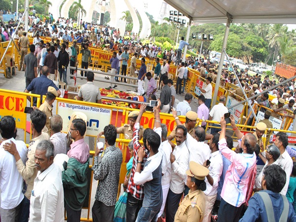 Thousands of ADMK workers are praying in Jayalalithaa memorial Thousands of ADMK workers are praying in Jayalalithaa memorial