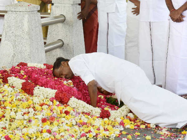 ஏக்கத்துடன் திரும்பும் தொண்டர்கள்