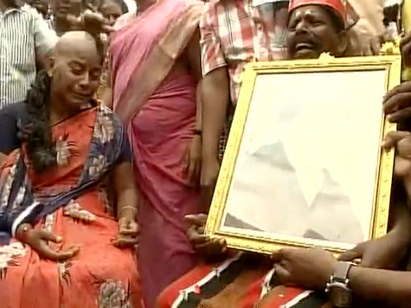 மயக்கமடையும் பெண்கள்