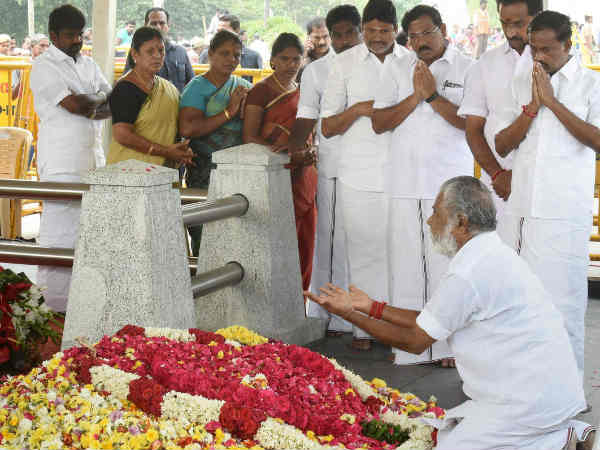 முன்னாள் அமைச்சர்களும் மொட்டை