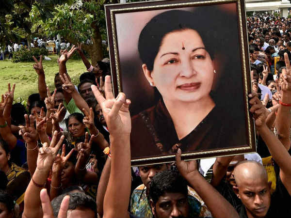 மக்கள் குவிகிறார்கள்