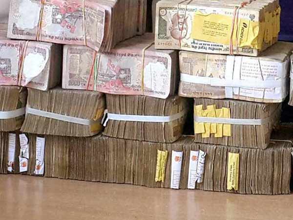 ரகசிய அறைகளில் பணம், நகை