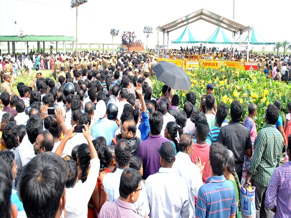 Thousands of ADMK workers are praying in Jayalalithaa memorial Thousands of ADMK workers are praying in Jayalalithaa memorial