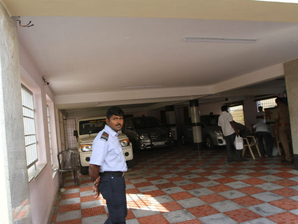 நகைகள், ஆவணங்கள்