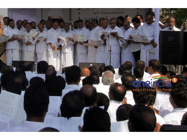 பழைய நினைவுகளில் மூழ்கிய அதிமுகவினர்