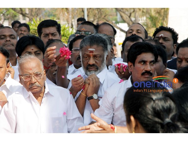 பக்தர்களுக்கு அன்னதானம்