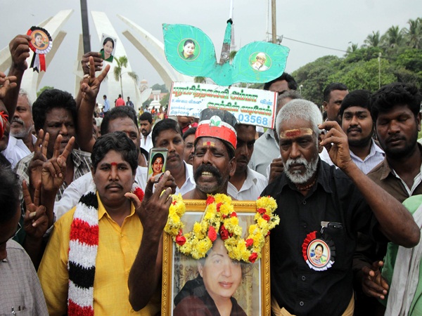 Thousands of ADMK workers are praying in Jayalalithaa memorial Thousands of ADMK workers are praying in Jayalalithaa memorial