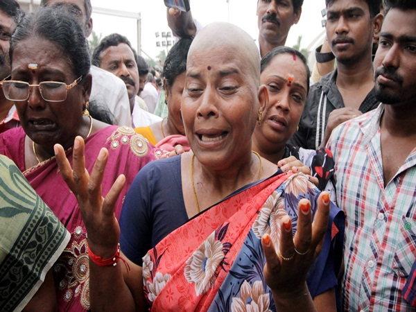Thousands of ADMK workers are praying in Jayalalithaa memorial Thousands of ADMK workers are praying in Jayalalithaa memorial