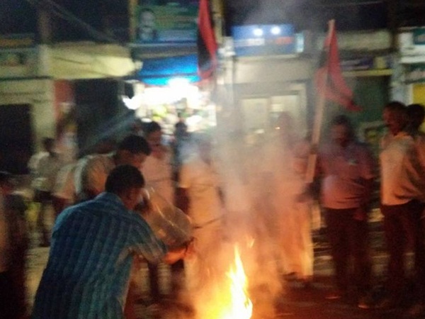 MDMK workers burn effigies of stalin MDMK workers burn effigies of stalin
