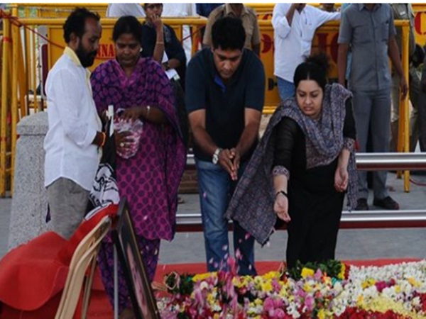 jayalalithas niece deepa jayakumar pays homage jayalalithas niece deepa jayakumar pays homage