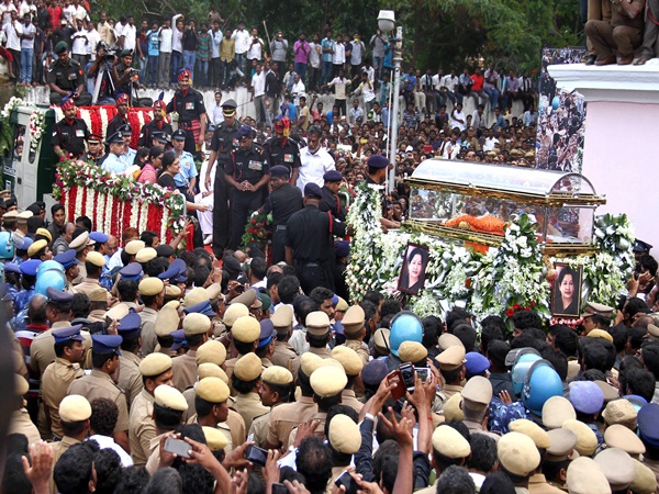 2 Tonne Flowers, 40 Men In Jaya's Funeral Truck 2 Tonne Flowers, 40 Men In Jaya's Funeral Truck