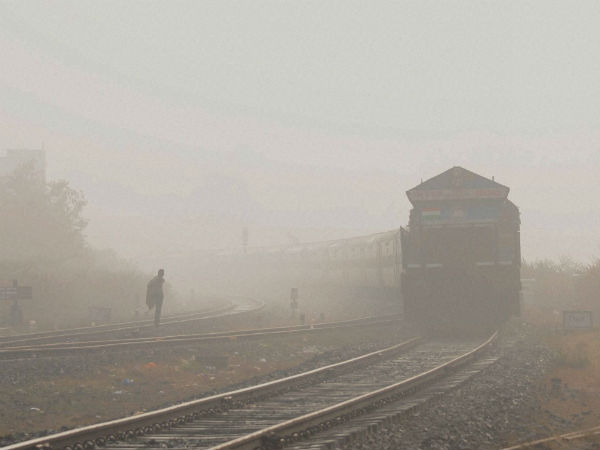 Heavy fogs in Delhi : 90 trains delayed, 5 flights canceled! Heavy fogs in Delhi : 90 trains delayed, 5 flights canceled!
