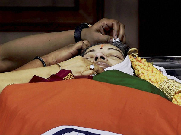 Jayalalitha cremation today evening 4.30 pm at Marina Beach Jayalalitha cremation today evening 4.30 pm at Marina Beach