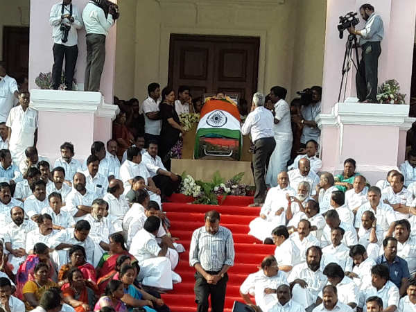 ஜெ. உடலுக்கு தேவகவுடா மற்றும் சித்தராமையா, நாராயணசாமி,  பினராயி உட்பட ஏராளமான முதல்வர்கள் அஞ்சலி! 