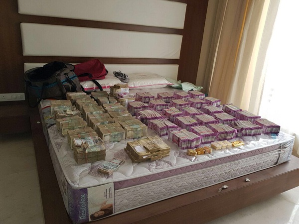 CBI arrests 7 in Rs 5.7 crore new note seizure case CBI arrests 7 in Rs 5.7 crore new note seizure case