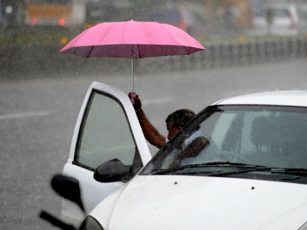 Vardha cyclone, storm warning No.10 hoisted at Ennore Vardha cyclone, storm warning No.10 hoisted at Ennore