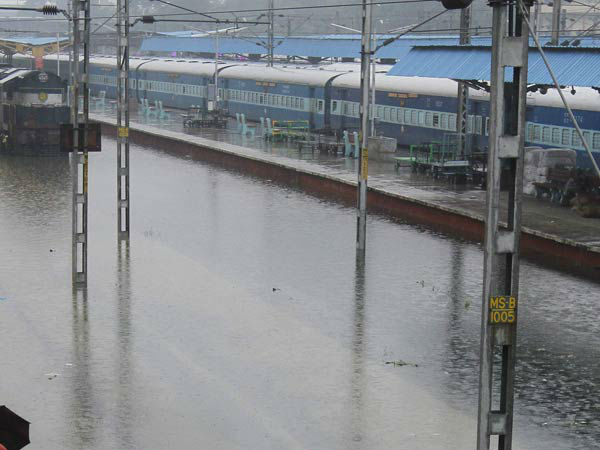 Vardah: Suburban train services suspended in Chennai Vardah: Suburban train services suspended in Chennai