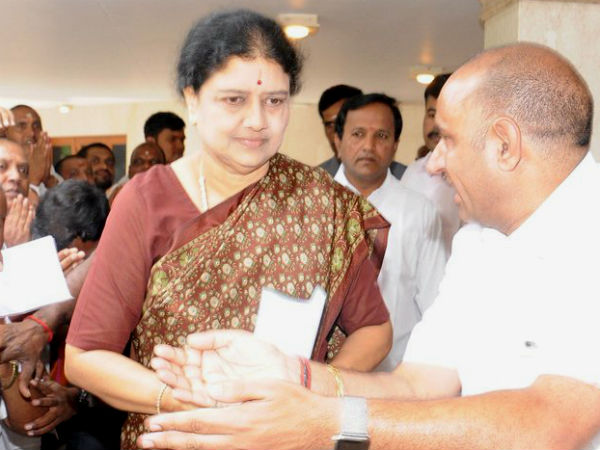 தலையாட்டும் சசிகலா