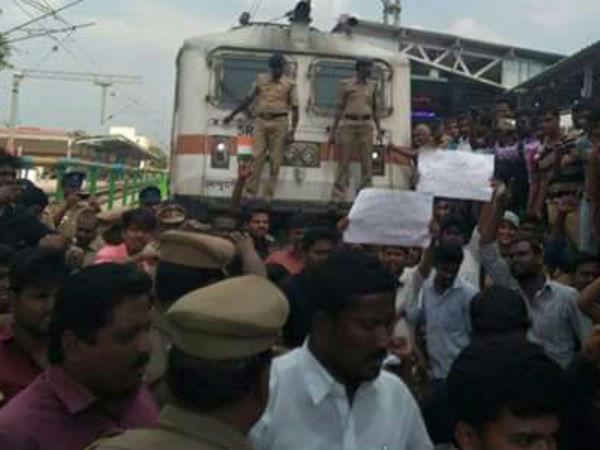 ரயில் மறியலாக வெடித்தது
