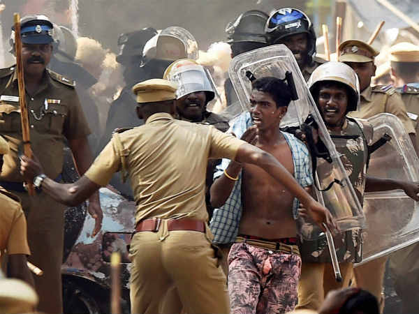போலீஸை தூண்டியது யார்?