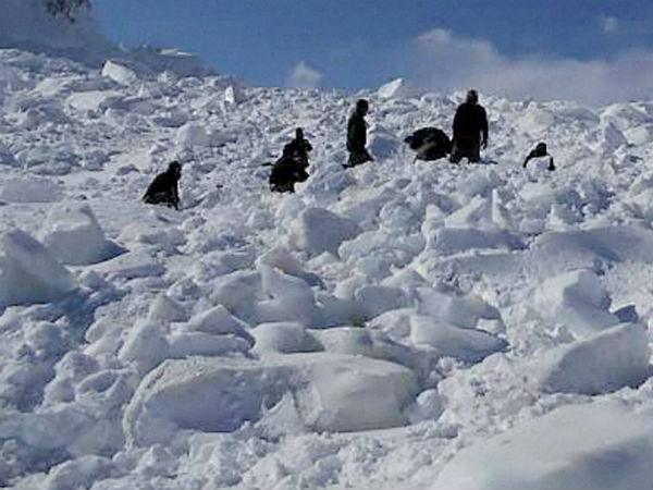 six killed in army camp after Avalanche hits in jammu-Kashmir six killed in army camp after Avalanche hits in jammu-Kashmir