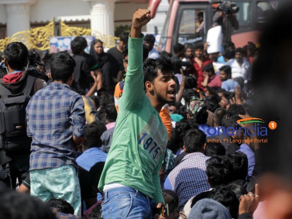 In Salam a student injured by a electric power in train In Salam a student injured by a electric power in train