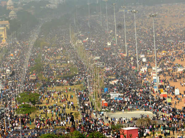 People from all over the Tamilnadu throng towards Marina People from all over the Tamilnadu throng towards Marina