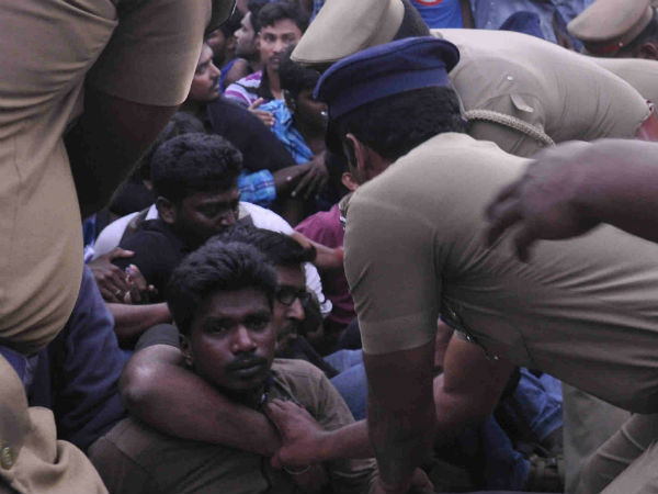 Students occupied Visakhapatnam coastal area for demanding Special status for Andhra Pradesh Students occupied Visakhapatnam coastal area for demanding Special status for Andhra Pradesh