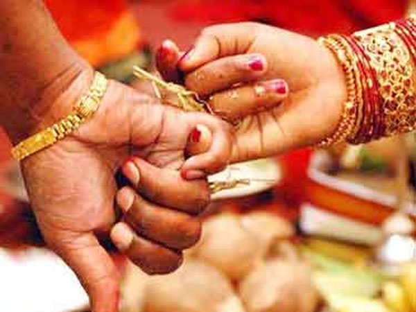 கடலுக்கு அடியில் கலக்கல் திருமணம்.. கேரளாவில் காதல் ஜோடி அசத்தல் !