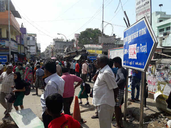 Police fires tear gas again at Triplicane Police fires tear gas again at Triplicane