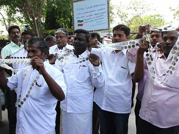 நாணயங்களை மாலையாக அணிந்து வந்தனர்