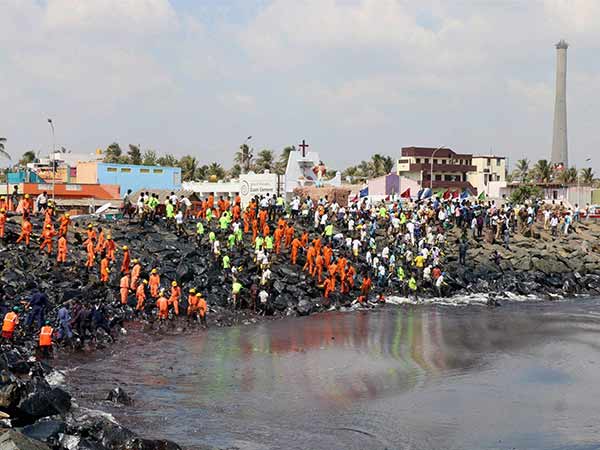 கச்சா எண்ணெய்யை அகற்றும் பணி நீடிப்பு