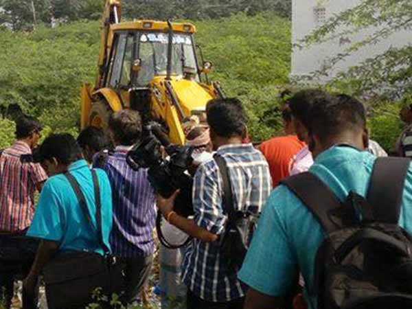 இளைஞர்கள் ஒன்றிணைய வேண்டும்.