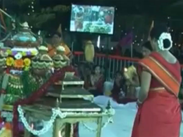 பக்தர்கள் குவிந்தனர்