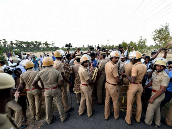 தடுக்கும் போலீஸ்