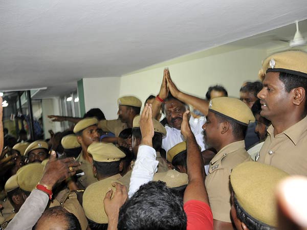 முடிவுக்காக காத்திருப்பு